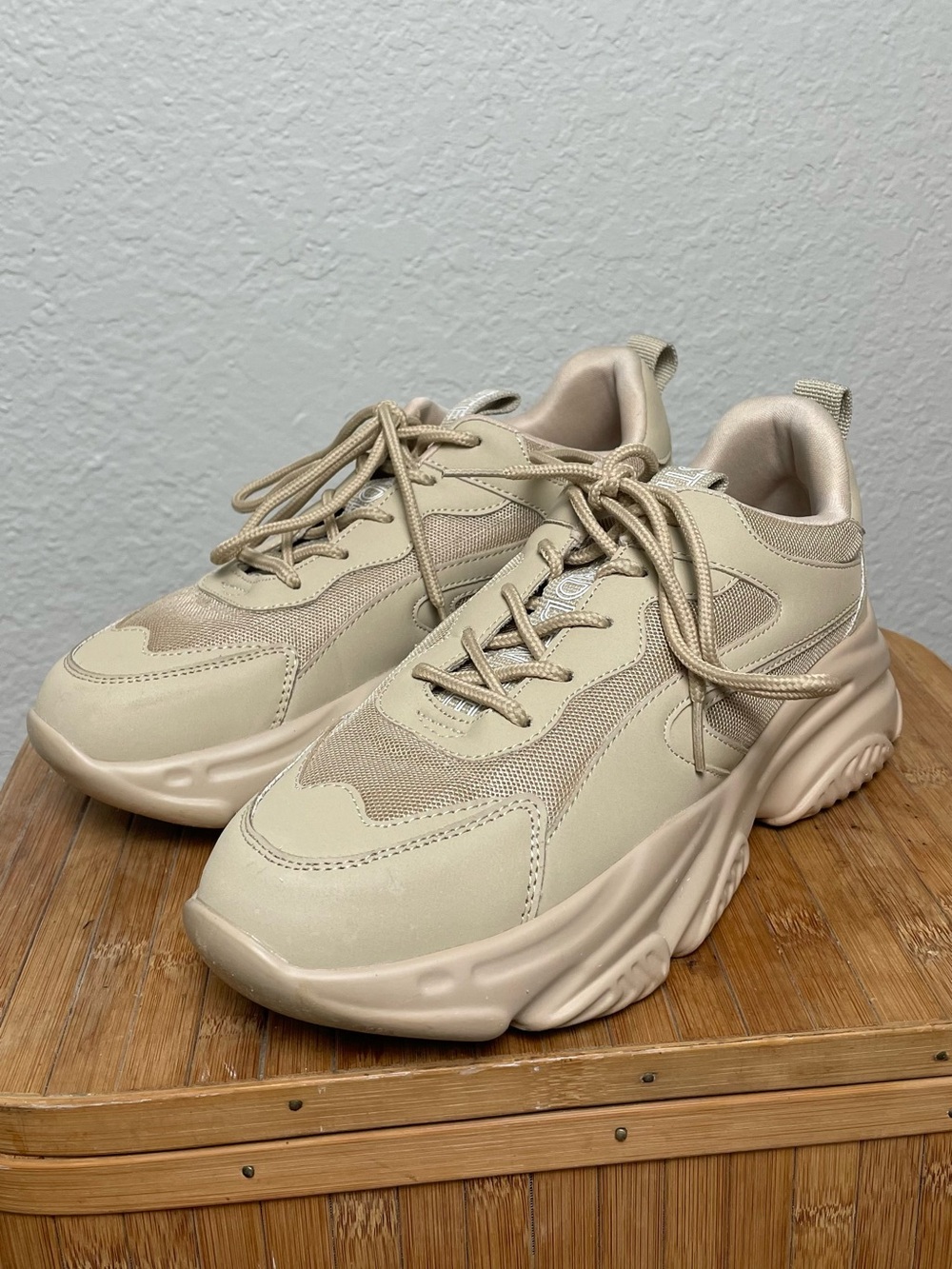 Steve Madden Zabb Sneakers
Beige Memory Foam Fashion Sneakers Size 7.5M